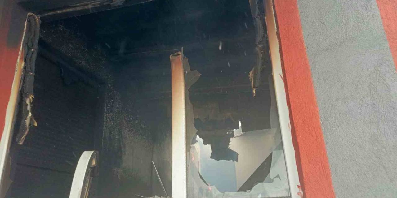 Üzerine Yıldırım Düşen Ev Küle Döndü