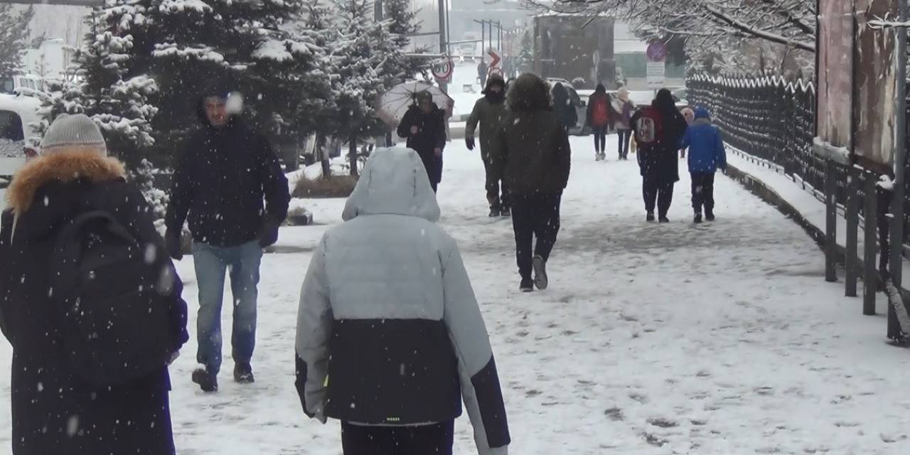 Kars’ta Kar Yağışı Etkili Oluyor