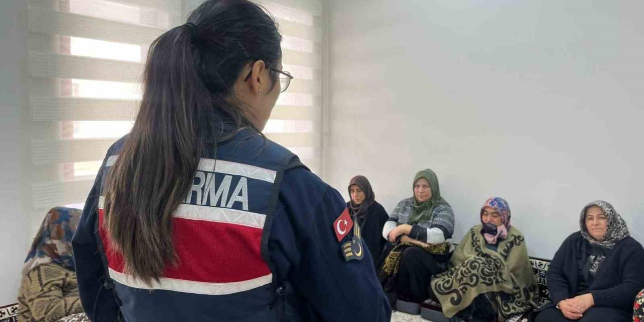 Jandarma Ekipleri Köy Köy Gezip Kadınlara Kades Eğitimi Veriyor
