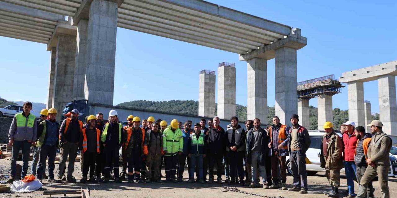 Aydın-denizli Otoyol İnşaatında Kule Vinçlerin Bir Kısmı Söküm Yaparak Şantiyeyi Terk Ediyor