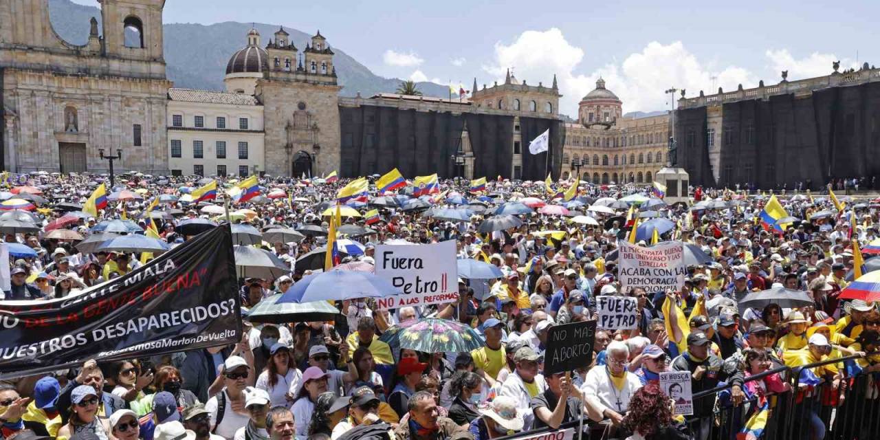 Kolombiya’da Binlerce Kişiden Hükümet Karşıtı Protesto