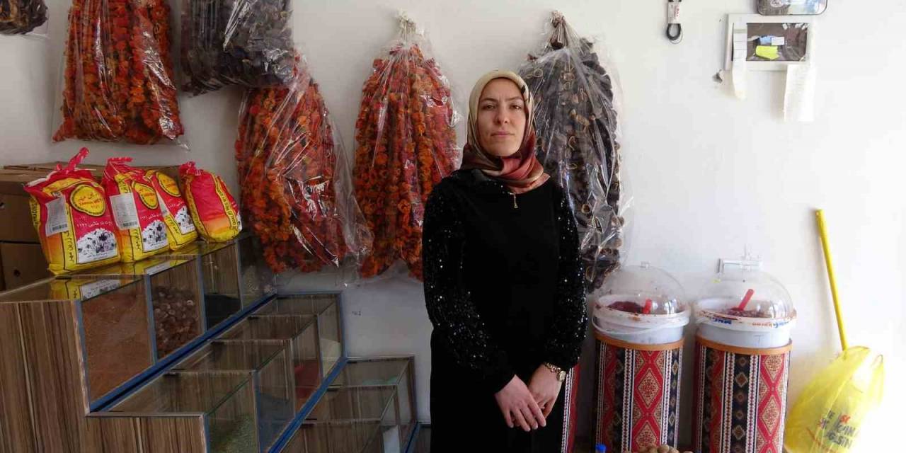 3 Çocuk Annesi Kadın Yöresel Ürünler Satarak Aile Ekonomisine Katkıda Bulunuyor