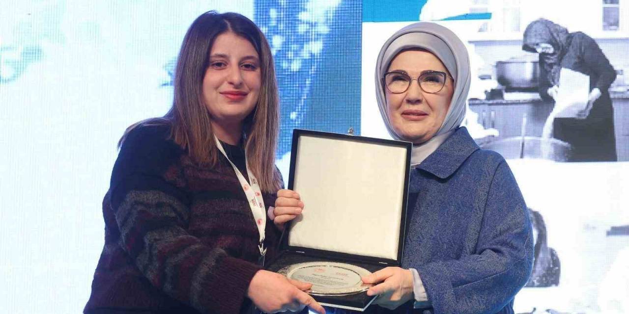 Depremde Ailesini Kaybedince Fabrikanın Başına Geçen Buket: “Çalışanlarımız Beni Buket Olarak Biliyordu Ama Şimdi Patron Olarak Biliyor”