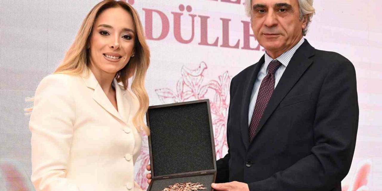 İpek Cıncıkcı’ya  Anadolu’dan Yükselen Kadın Ödülü