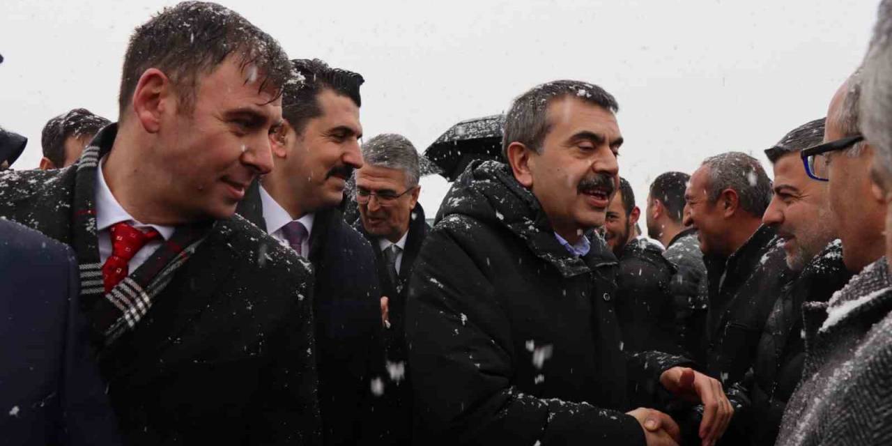 Milli Eğitim Bakanı Tekin’e Kar Altında Coşkulu Karşılama