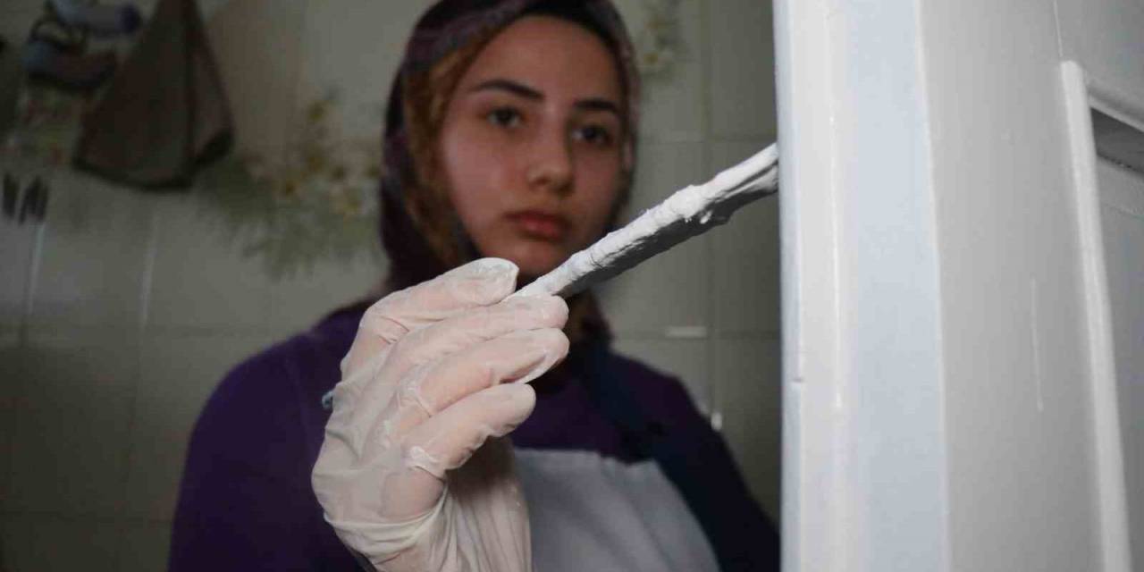 Eli Sulu Boya Fırçası Tutmuş Her Kadın Bu Mesleği Yaparak Para Kazanabilir