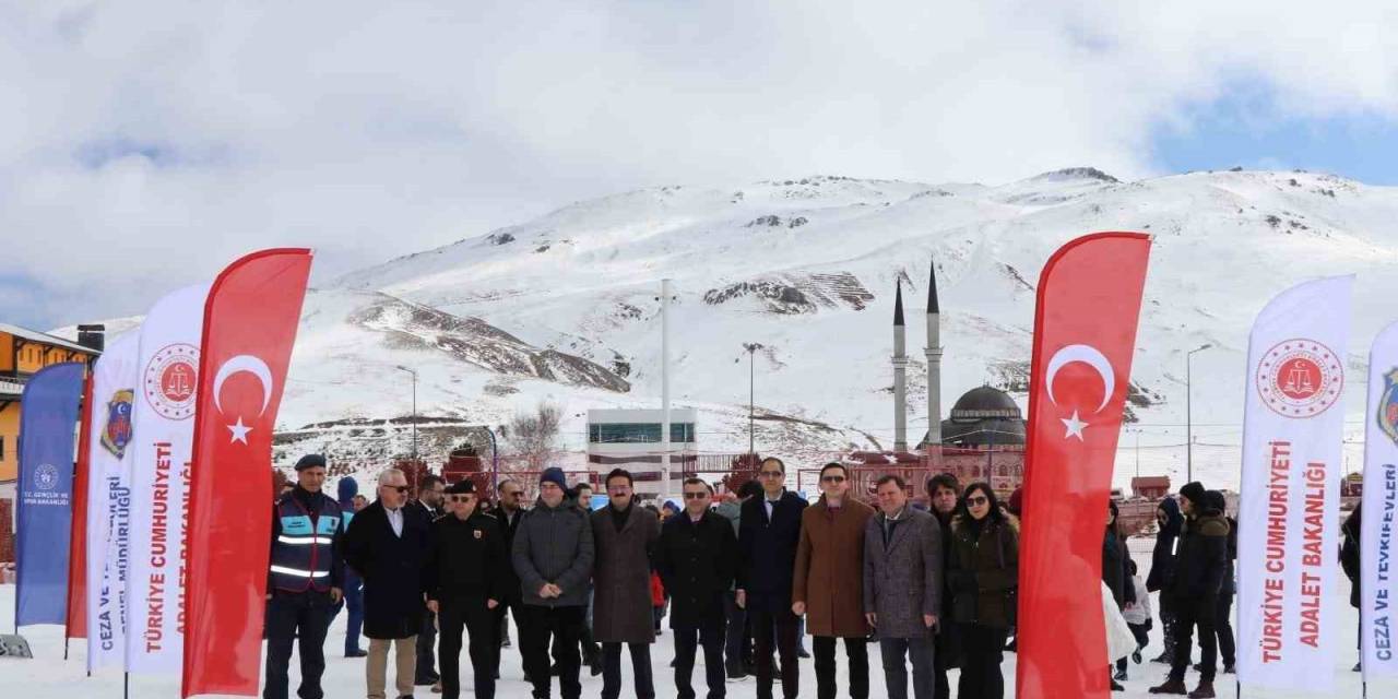 Cezaevinde Annesinin Yanında Kalan Çocuklara Kayak Eğitimi Verildi