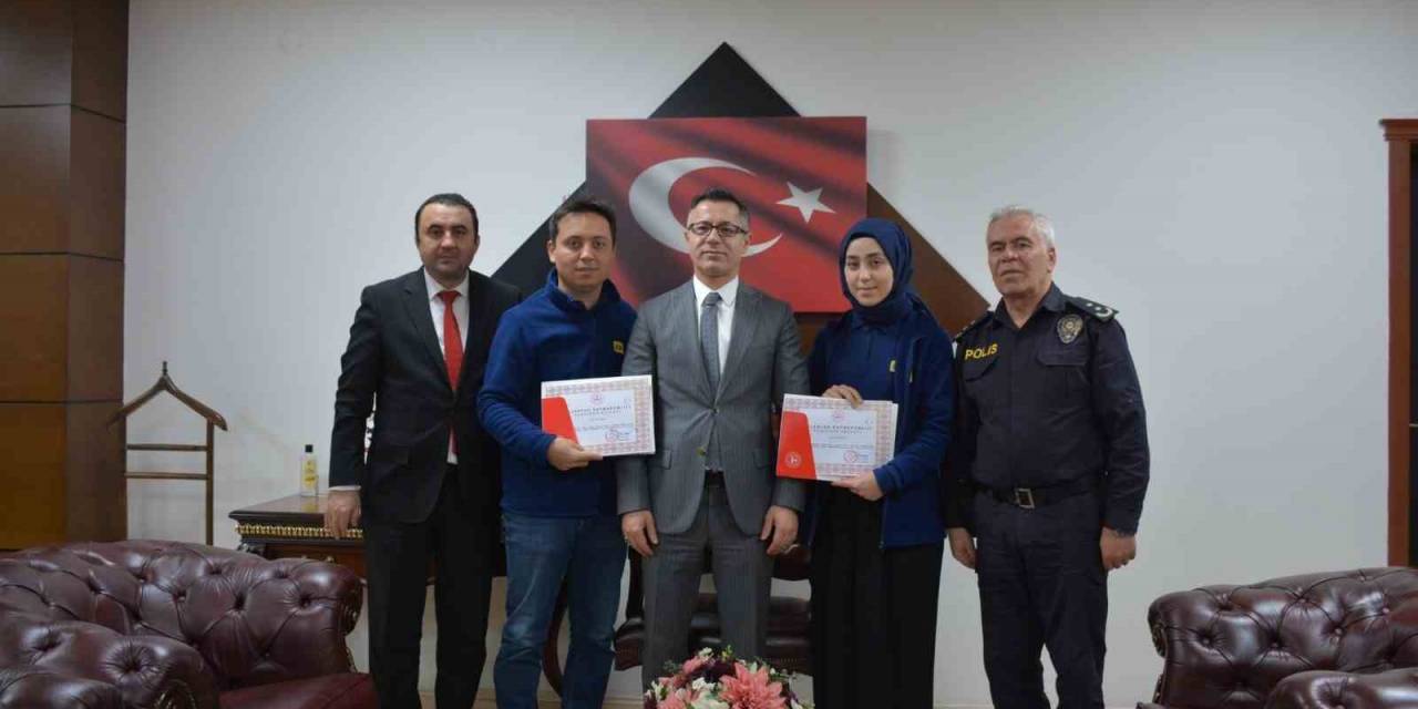 İş Yerinde Buldukları Altın Kolyeyi 69 Gün İz Sürerek Sahibine Ulaştırdılar