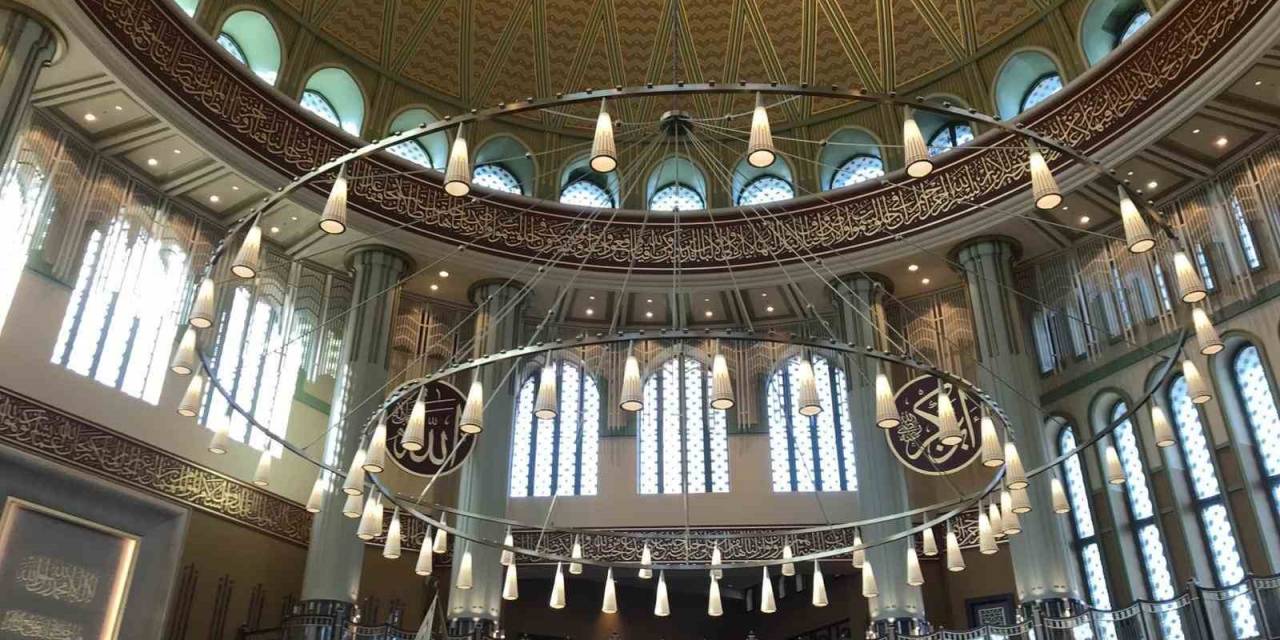 Taksim Camii Gül Suyuyla Yıkandı