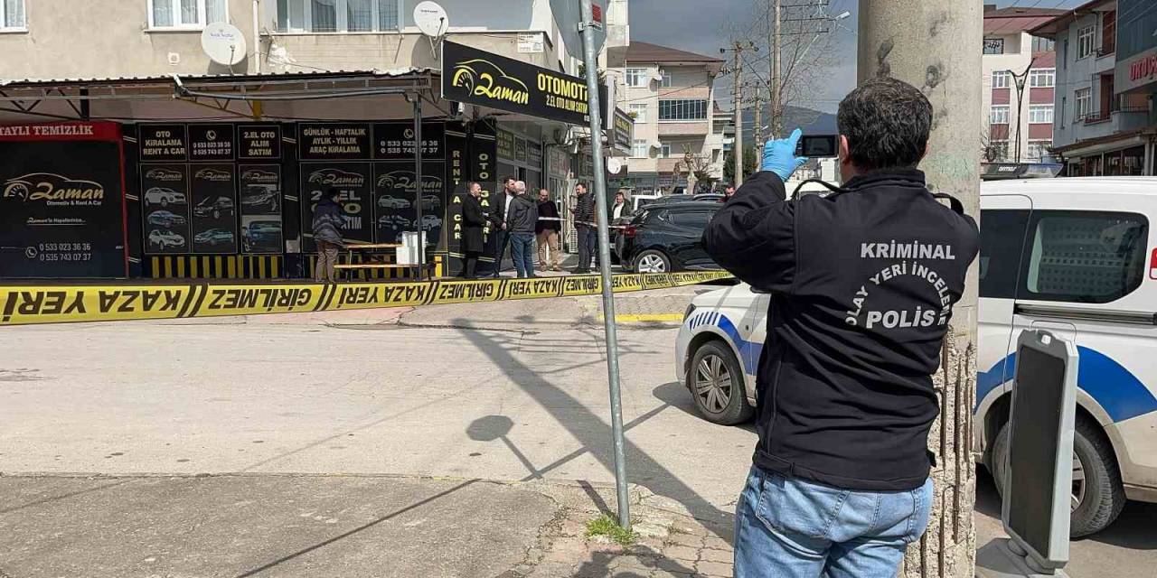 Oto Galeride Dehşet: Kurşun Anne Ve 2 Çocuğun Oturduğu Salona İsabet Etti