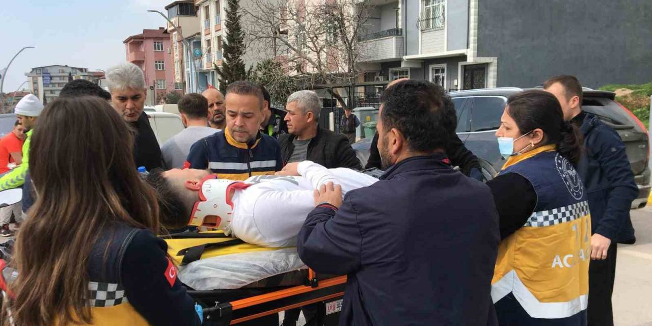 Hafif Ticari Araç İle Çarpışan Motosikletin Sürücüsü Yaralandı