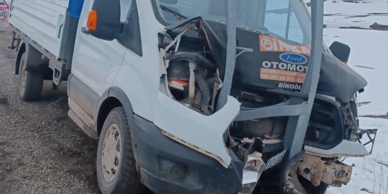 Kontrolden Çıkan Kamyonet Direğe Çarptı: 3 Yaralı