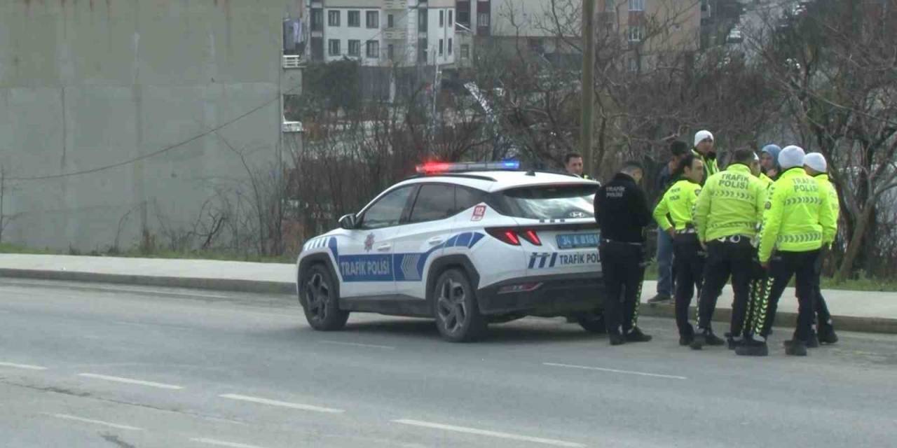 Arnavutköy’de Servis Minibüsünün Çarptığı Trafik Polisi Yaralandı