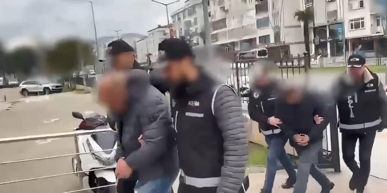 Sahte Polis Ekipmanları Ve Tabancalar İle Yakalanan 2 Şahıs Tutuklandı