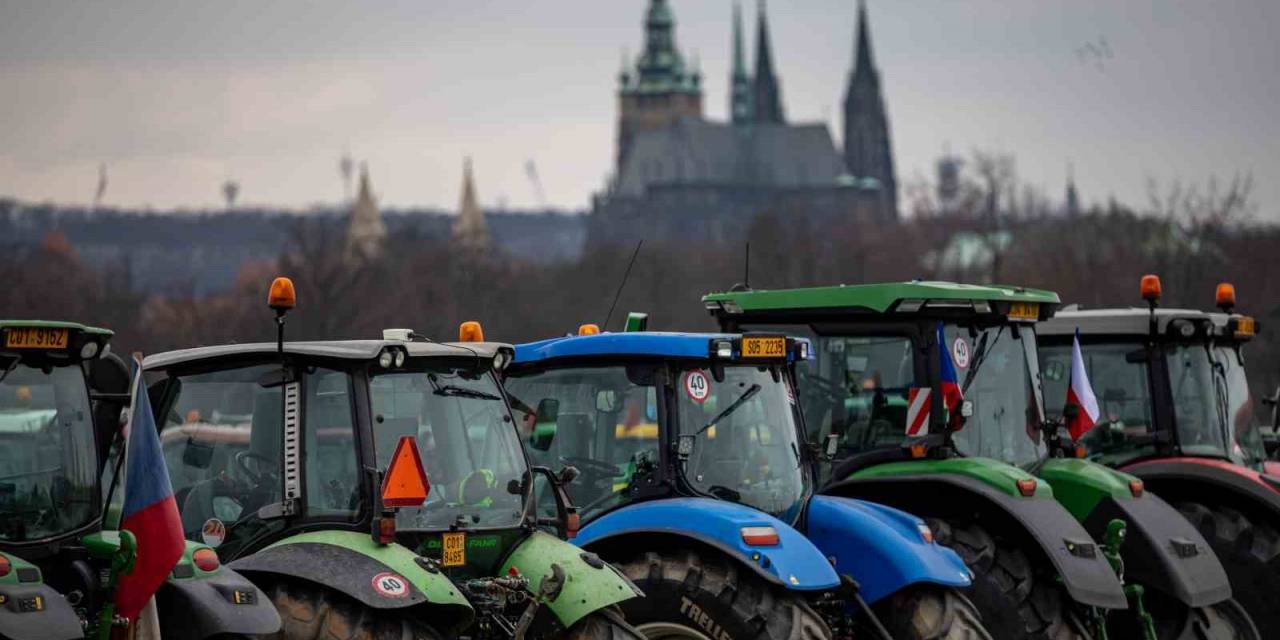 Çekya’da Çiftçiler Hükümet Ofisi’nin Önüne Gübre Döktü