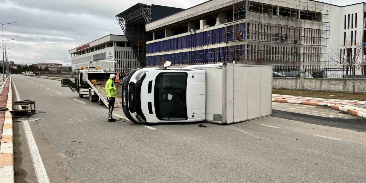 İki Nakliye Kamyonu Kavşakta Çarpıştı