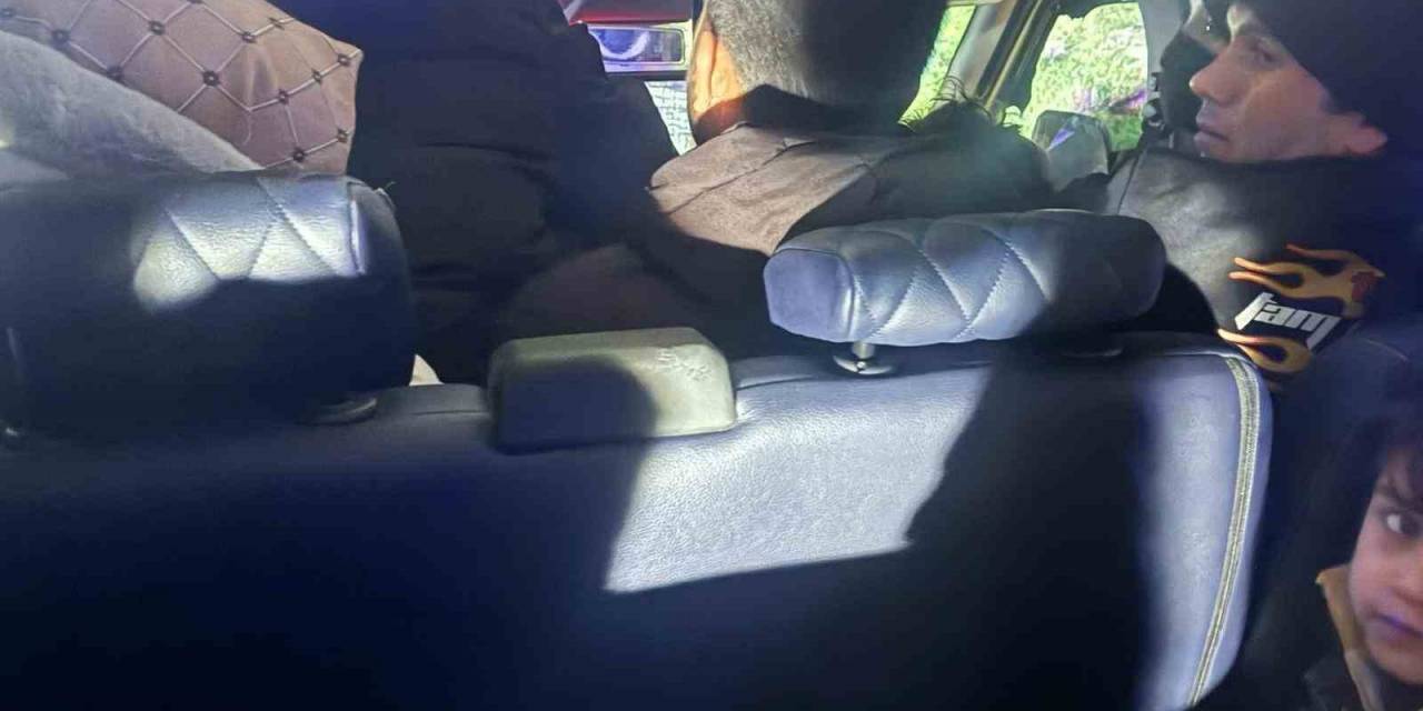 Ezine’de 15 Kaçak Göçmen Yakalandı, 2 Organizatör Tutuklandı