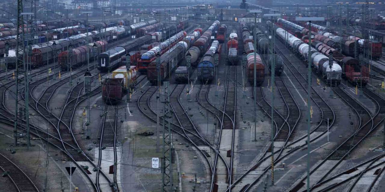 Almanya’da Demiryolu Ve Havayolu Çalışanlarından Grev