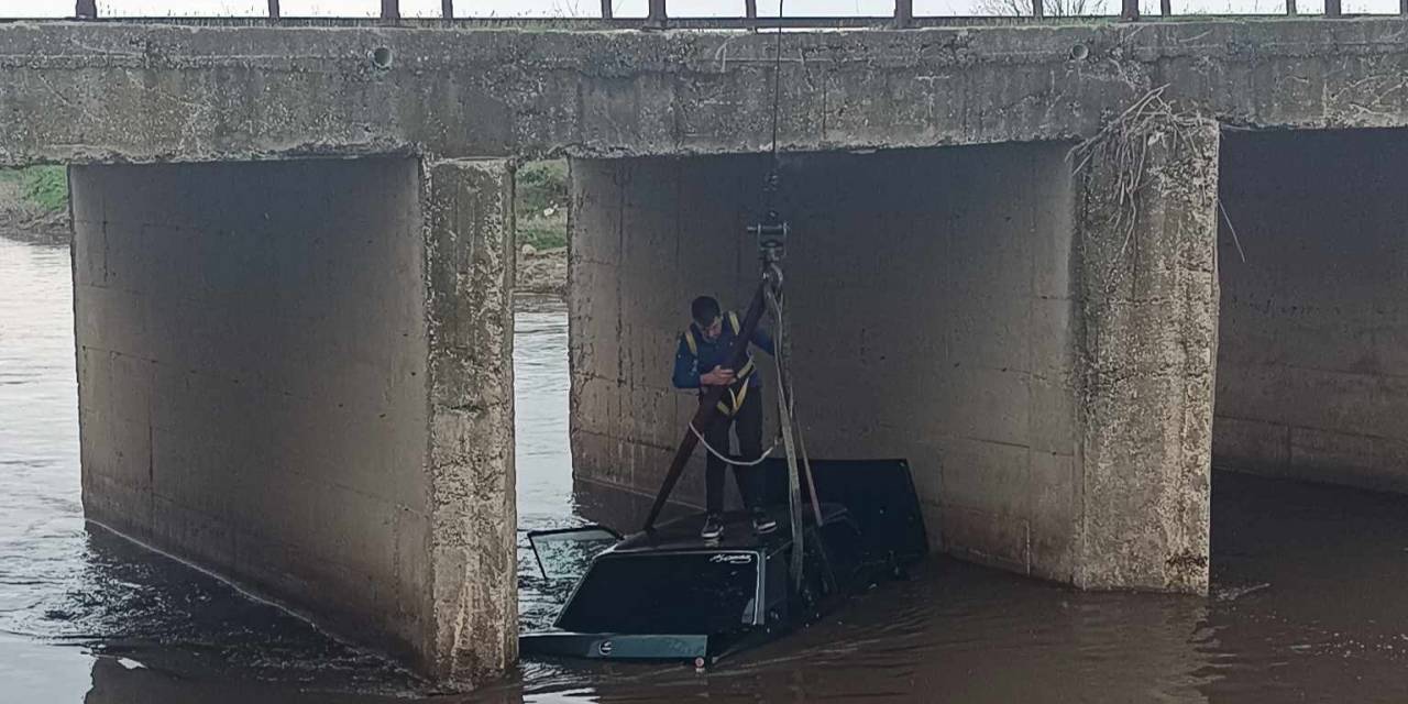 Babaeski’de Otomobil Nehre Uçtu: 1 Yaralı