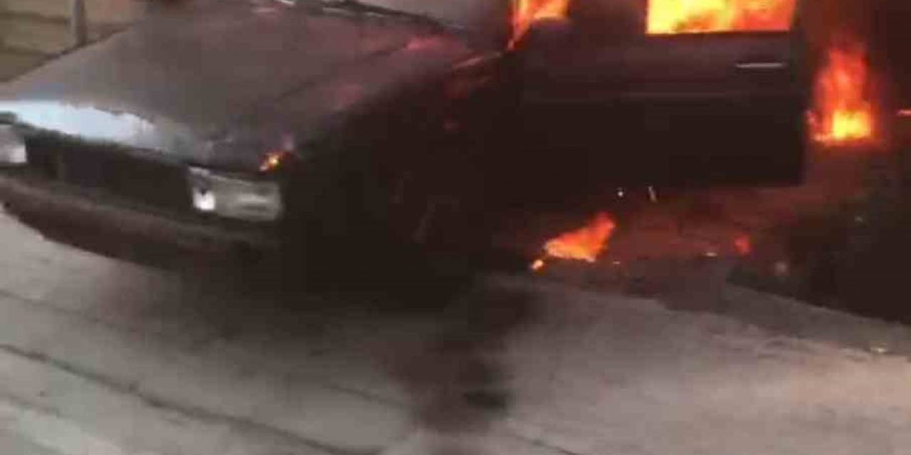 Otomobilini Ateşe Verdi