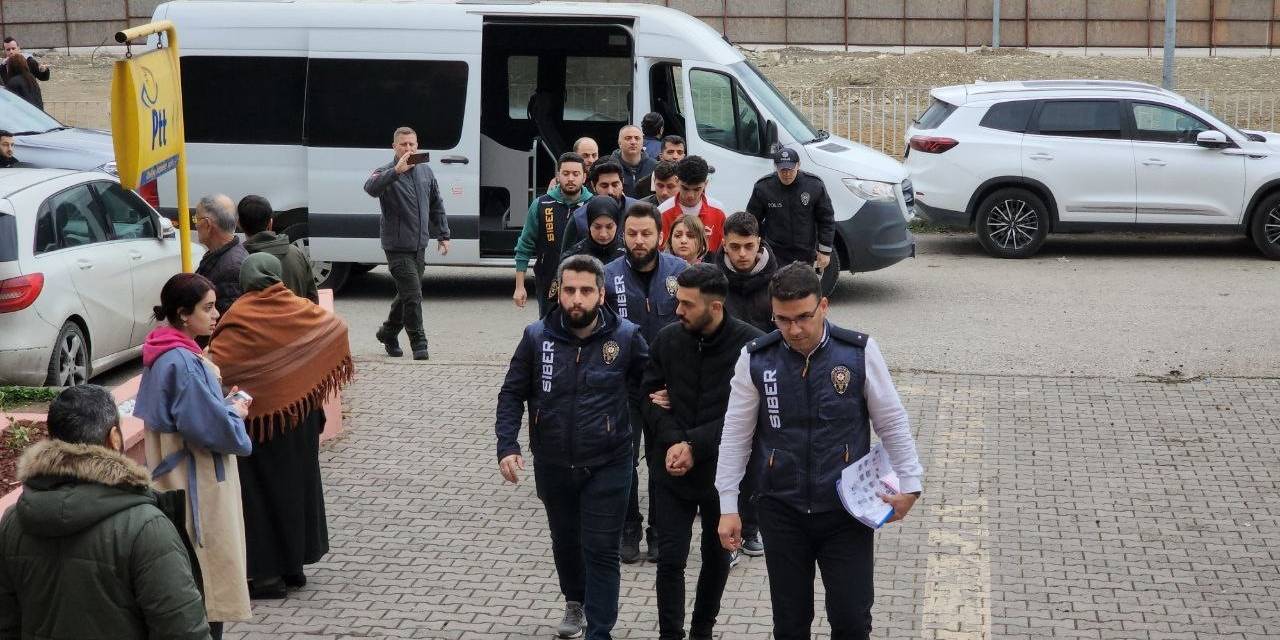 "Filmlere Yorum Yaparak Para Kazanabilirsiniz" Diyerek 6 Milyon Tl Dolandırdılar