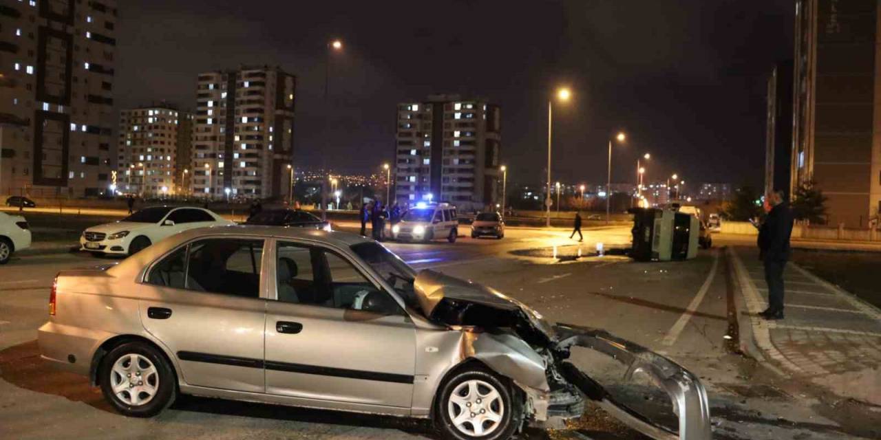 Otomobille Çarpışan İşçi Servisi Devrildi: 3 Yaralı