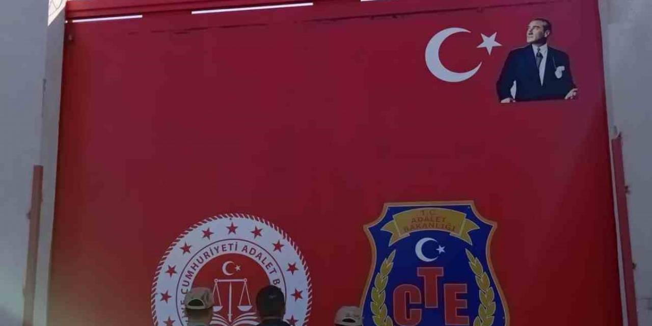 Hatay’da Bir Evde Yapılan Aramada Uyuşturucu Madde Ve Kaçak Sigara Ele Geçirildi