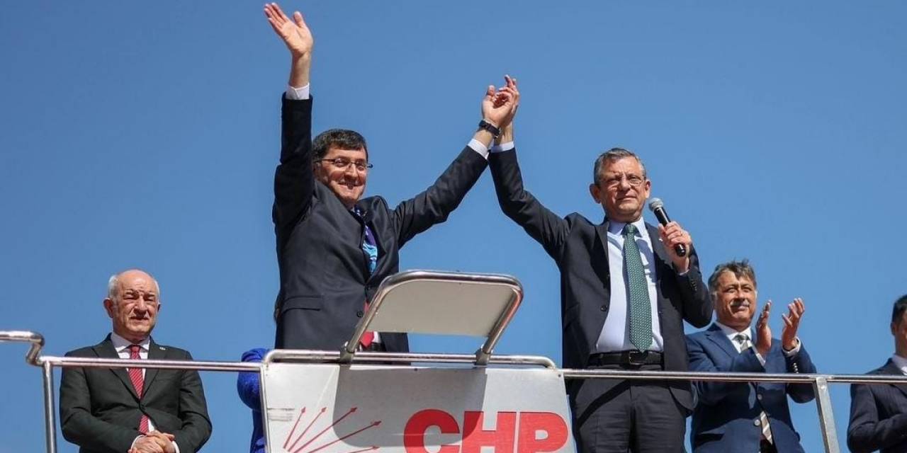 Özgür Özel, Belediye Başkan Adayı Yerine Saadet Partili Milletvekilinin Elini Kaldırdı