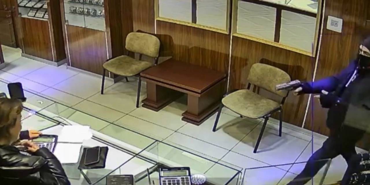 Kuyumcu Soymak İsteyen Acemi Hırsız Silahı Görünce Böyle Kaçtı