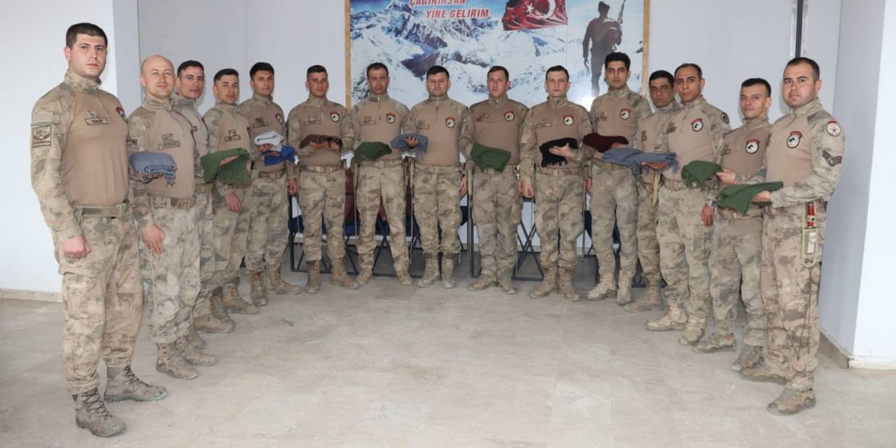 Tamam Teyze’den Jandarmaya Yün Atkı Jesti