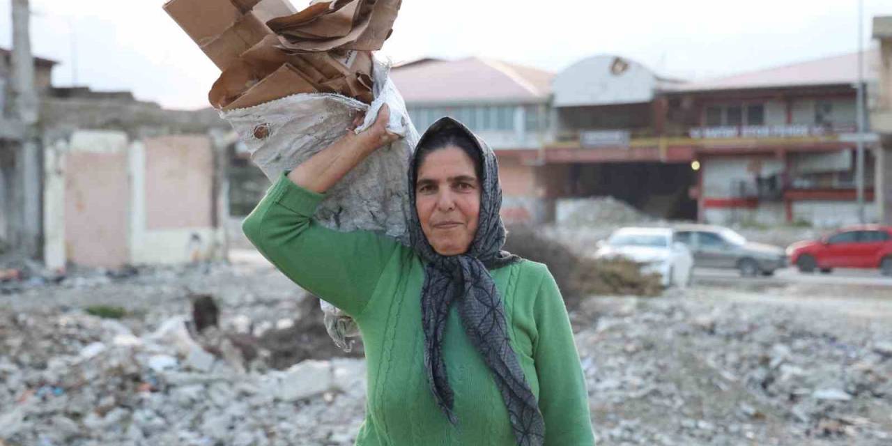 2 Evladını Karton Toplayarak Okutan Fedakar Anne, Erkeklere Taş Çıkartıyor