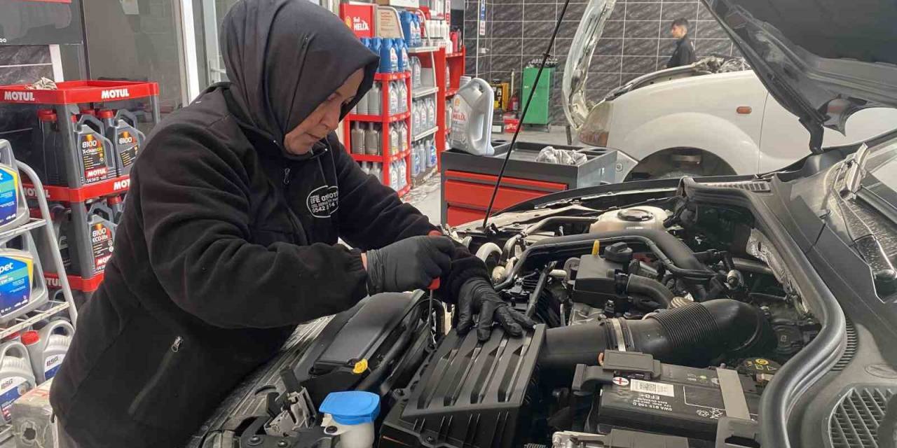 ‘Sanayide Kadın Mı Çalışır’ Diyenlere İnat, Erkek Ustalara Taş Çıkarıyor