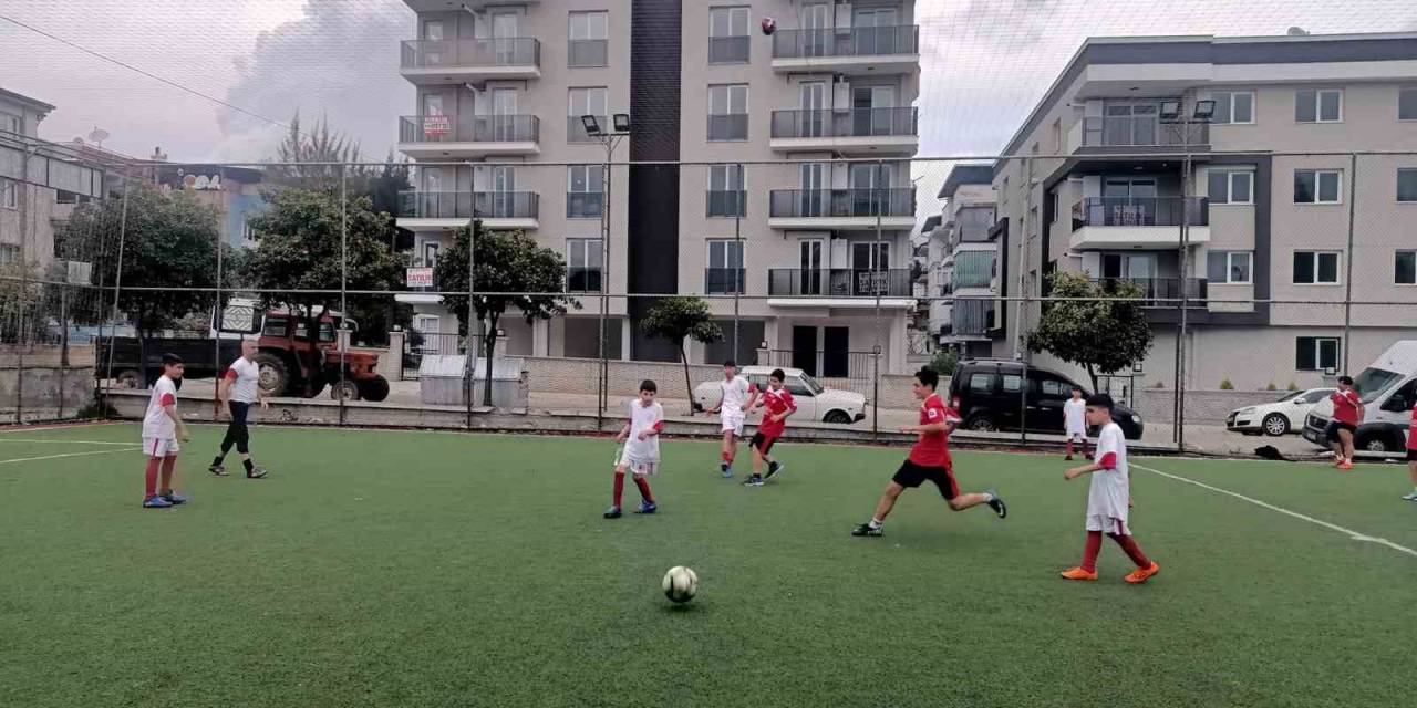 Çocuk Evlerindeki Gençler Halı Sahada Ter Döktü