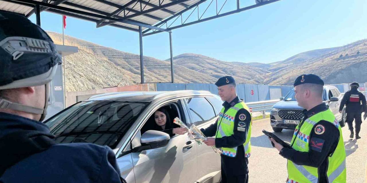 Jandarma Ekipleri Kadınları Unutmadı