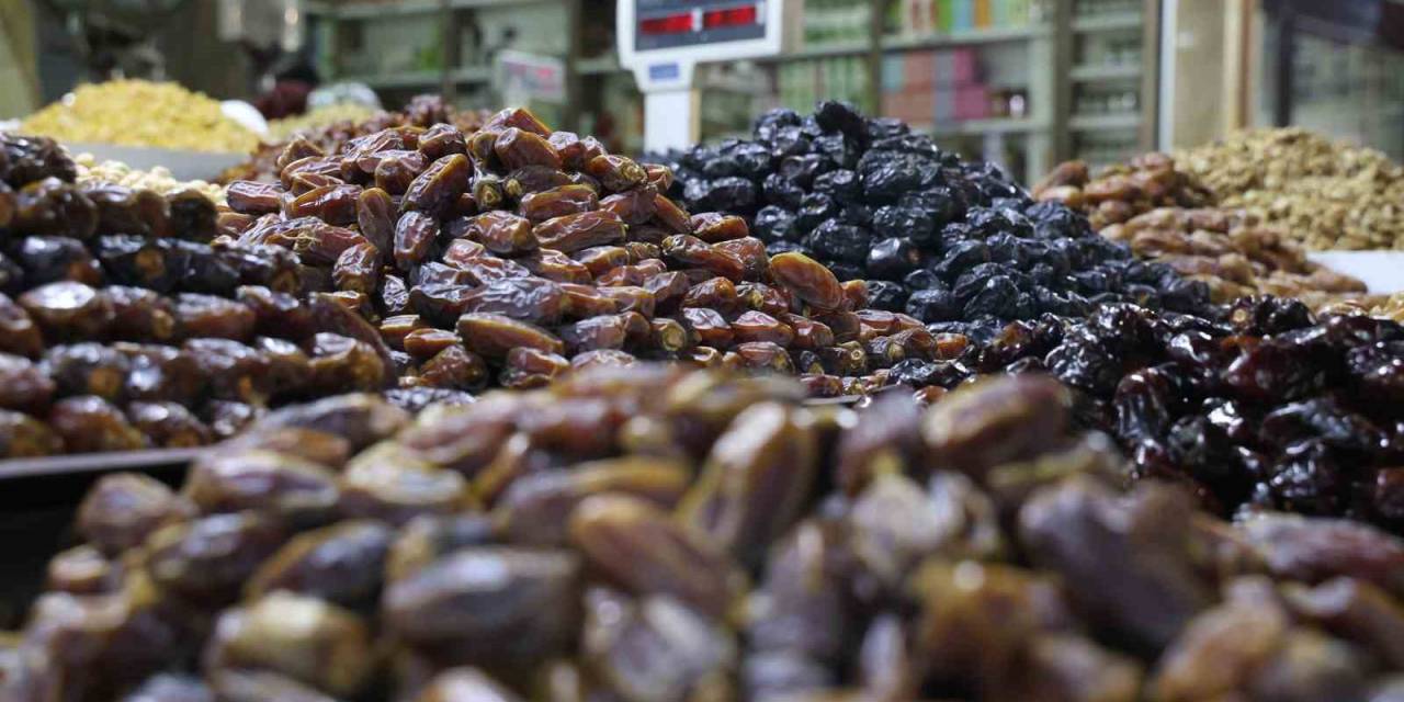 Elazığ’da Ramazan’ın Vazgeçilmezi Hurma Tezgahlardaki Yerini Aldı