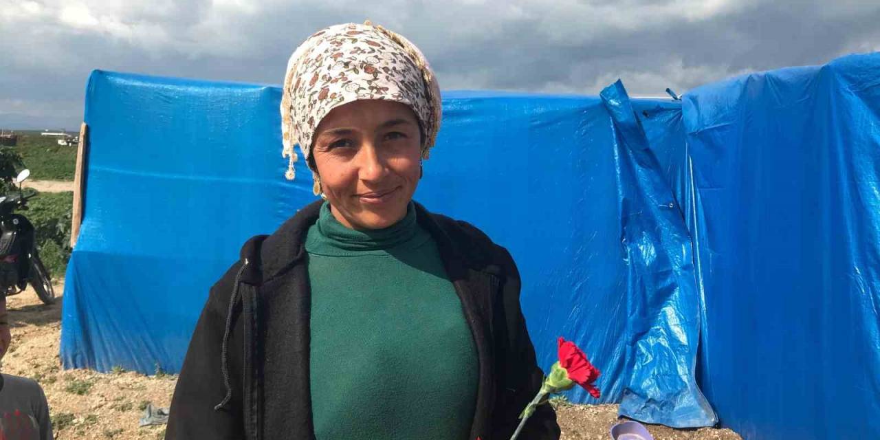 Adana Polisinden Tarlada Çalışan Kadınlara Karanfilli Kutlama