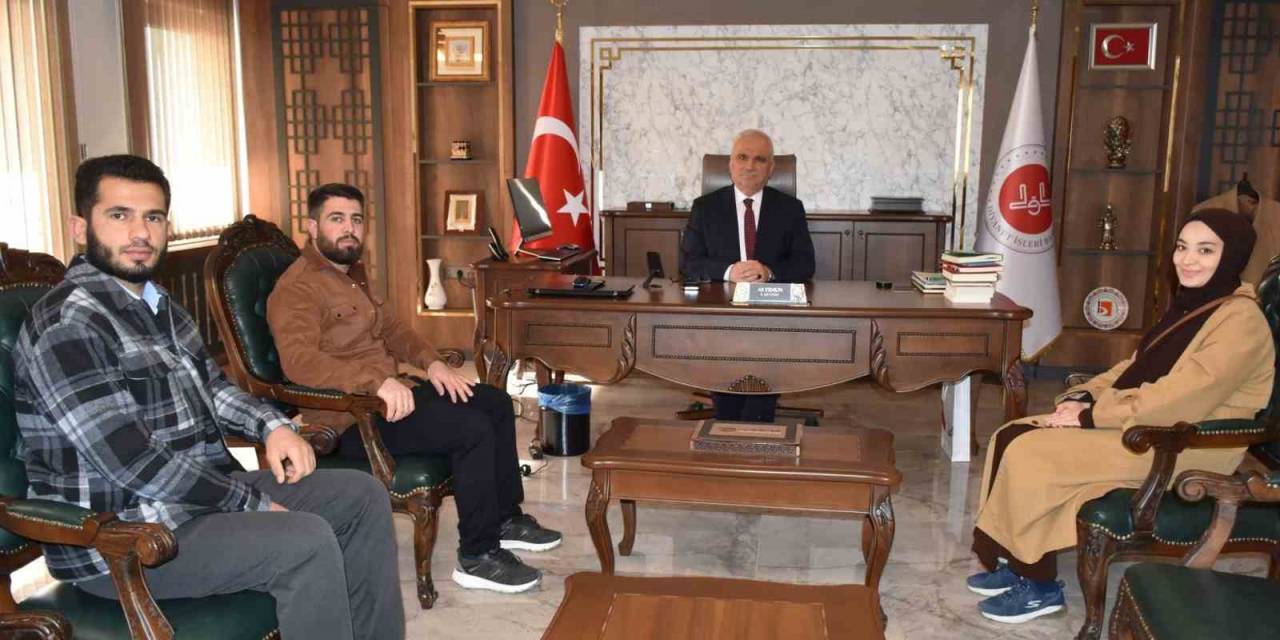 Umre Ödülünü Alan Gençler Teşekkürler Ziyaretinde Bulundu