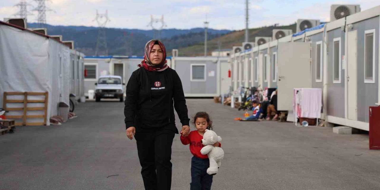 Depremde Binadaki 70 Kişiden 66’sı Hayatını Kaybetti, Kurtulan Ailede Anne Hem Çocuğuna Bakıyor Hem Çalışıyor