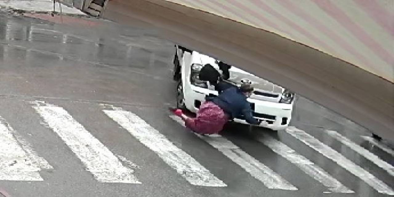 Yayaya Yaya Geçidinde Kamyon Çarptı