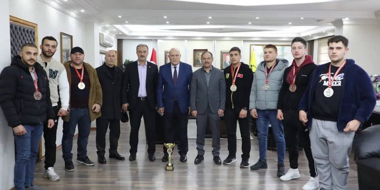 Başkan Pekmezci’den Başarılı Sporculara Altın Hediyesi