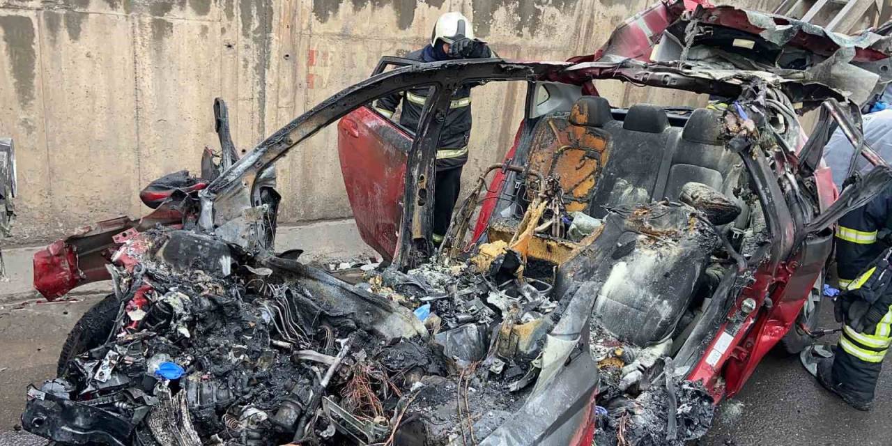 Tırın Altına Giren Otomobil Yandı, Sürücü Hayatını Kaybetti