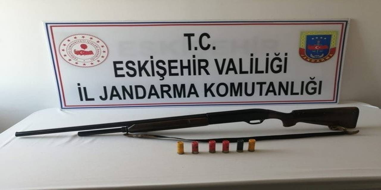 Şüphelilerin İkametleri İle Araçlarında Yapılan Aramalarda Birçok Ruhsatsız Silah Ve Tüfek Ele Geçirildi