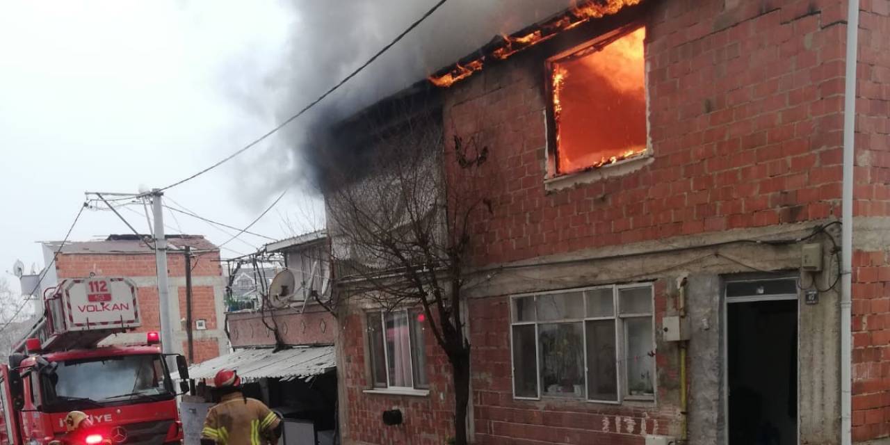 Bursa İnegöl’de 2 Katlı Bina Alev Alev Yandı