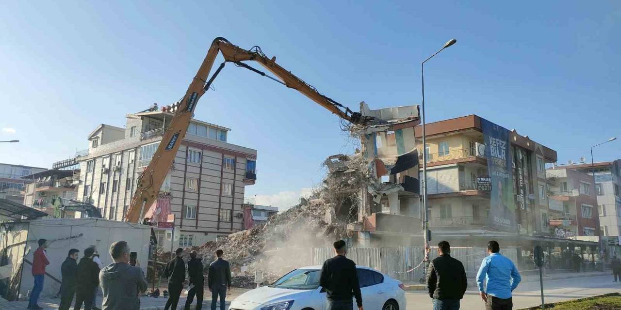 Antalya’da Yıkım Çalışmasını Film Gibi İzlediler