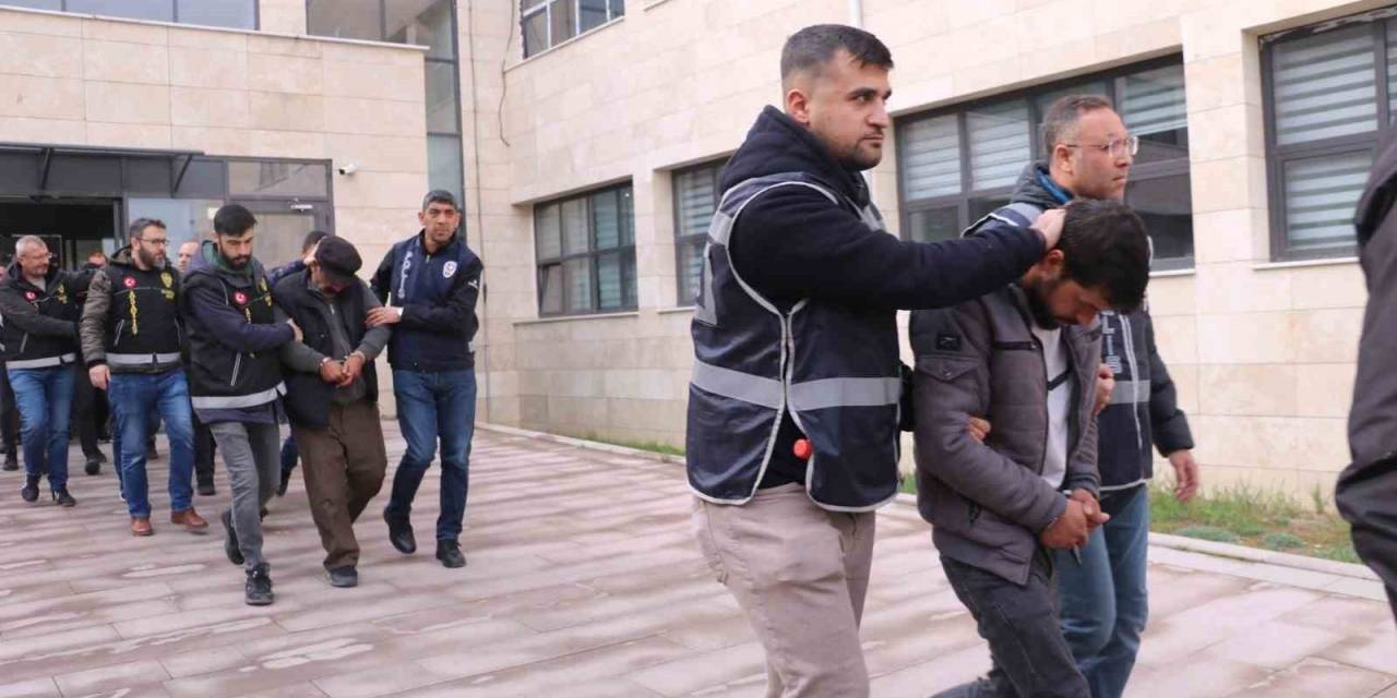 Sosyal Medya Üzerinden Sahte Altınlarla 1 Milyon 325 Bin Tl’lik Vurgun Yapan 19 Kişi Adliyeye Sevk Edildi