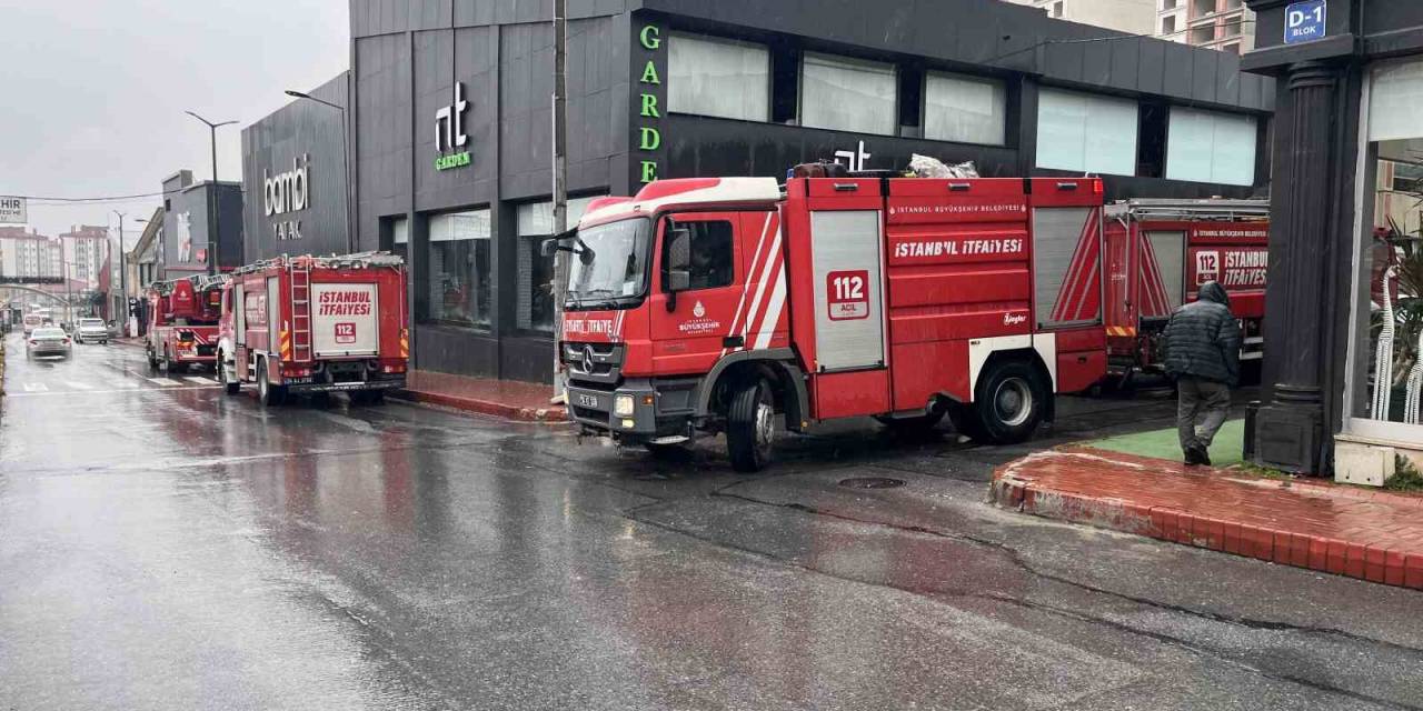 Bahçeşehir Mobilyacılar Çarşısı’nda Korkutan Yangın