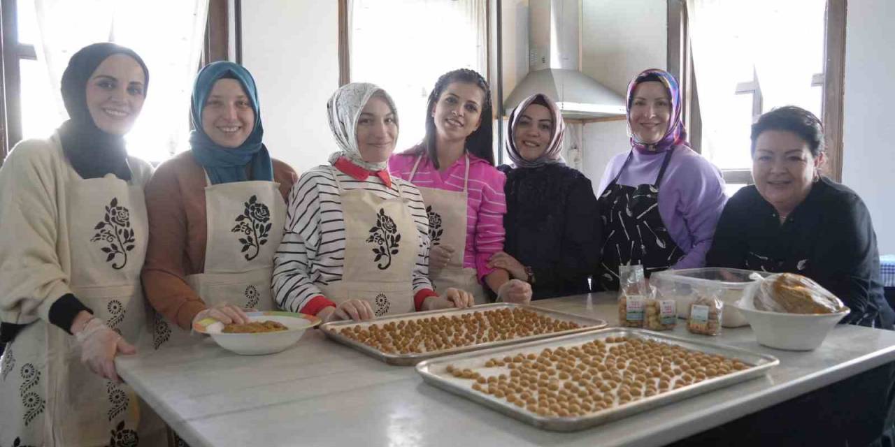 Kooperatif Çatısı Altında Bir Araya Gelen Ev Kadınları Adeta Fabrika Gibi Üretim Yapıyor