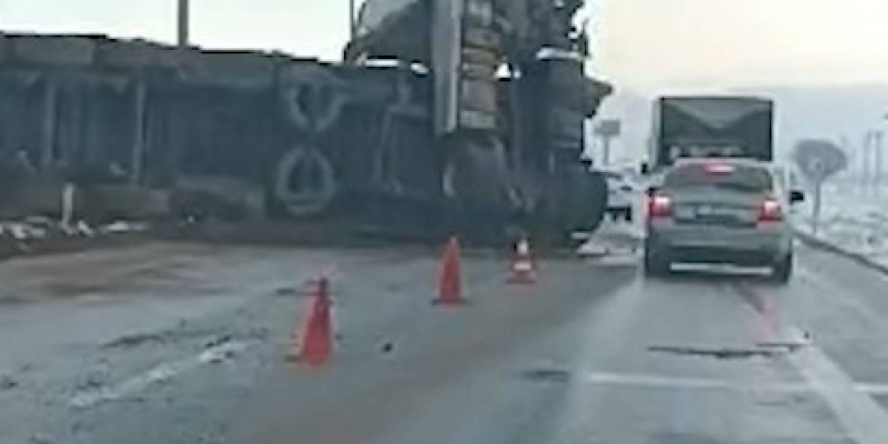 Kayganlaşan Yolda Meyve Yüklü Tır Devrildi: 1 Yaralı