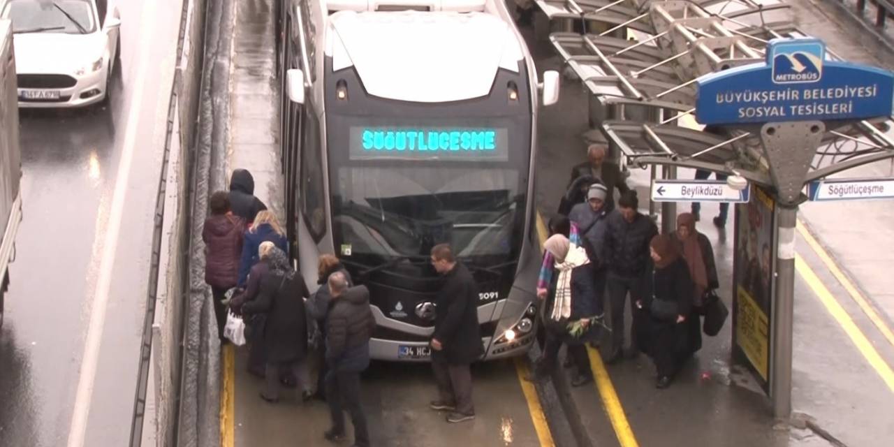 Avcılar’da İki Metrobüs Çarpıştı: 5 Yaralı