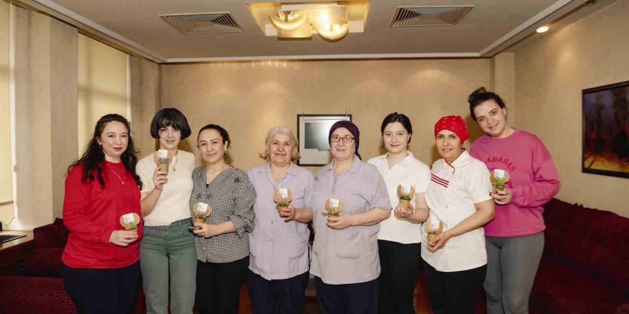 Anadolu Üniversitesi’nde 8 Mart Dünya Kadınlar Günü Çiçeklerle Kutlandı